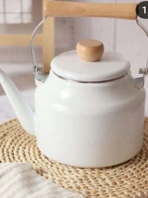 غلاية شاي بيضاء بمقبض خشبي، تصميم عصري وبسيط