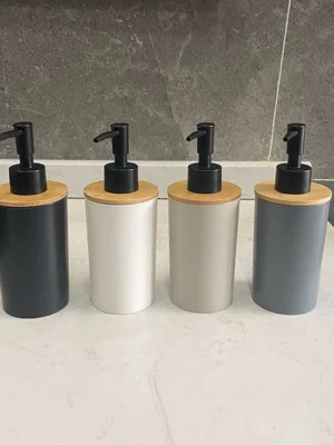 موزع صابون أبيض بتصميم عصري مع غطاء خشبي ومضخة سوداء