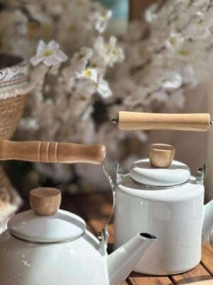 غلاية شاي بيضاء بمقبض خشبي، تصميم عصري وبسيط