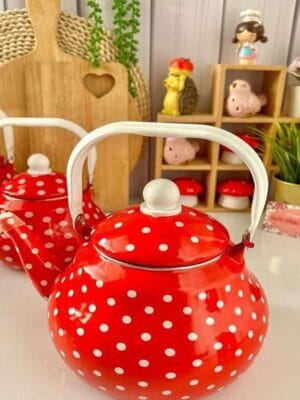 غلاية شاي حمراء منقطة بالأبيض بمقبض عازل للحرارة