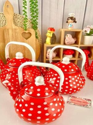 غلاية شاي حمراء منقطة بالأبيض بمقبض عازل للحرارة